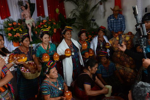 En cada cofradía, las mujeres se encargan de servir el chilate. (Foto: Leonel Vásquez/Colaborador)