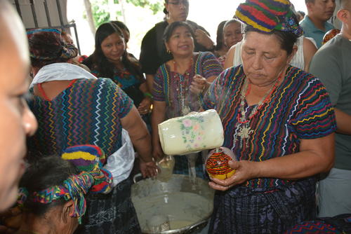 Integrantes de la comunidad sirven la bebida ancestral a los asistentes en Rabinal. (Foto: Leonel Vásquez/Colaborador)