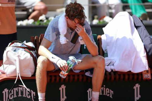 El italiano Jannik Sinner reacciona durante una pausa en su partido individual masculino contra el argentino Juan Manuel Cerundolo en la quinta jornada del torneo de tenis Roland Garros, en la cancha Philippe-Chatrier. (Foto: AFP)