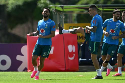 Matheus Cunha participa en una sesión de entrenamiento bajo las direcciones de Carlo Ancelotti.