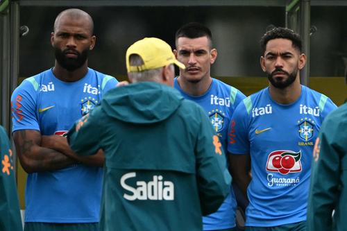 El delantero brasileño Igor Thiago, el defensa Roger Ibáñez y el delantero Matheus Cunha escuchan al entrenador italiano de Brasil, Carlo Ancelotti, durante una sesión de entrenamiento en la Granja Comary.