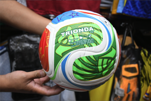 En un centro comercial ubicado en la 18 calle y 5a. avenida de la zona 1, hay réplicas no autorizadas del balón Oficial TRIONDA y el especial de otros colores. (Foto: José Pos/Colaboración)