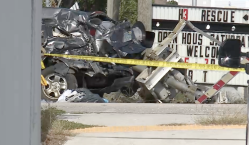 El vehículo en el que se conducían los guatemaltecos quedó destruido. (Foto: WPTV)