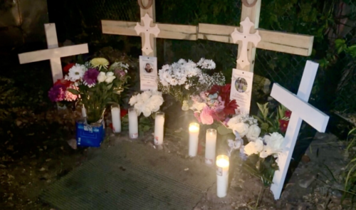 Se colocó un pequeño altar en memoria de los fallecidos en el lugar del accidente. (Foto: WPTV)