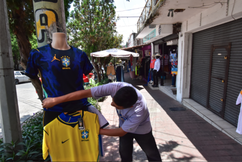 Los elementos de la calle, en este caso, los postes, también son aprovechados para ofrecer los productos al público. (Foto: Estuardo Paredes/Colaboración)