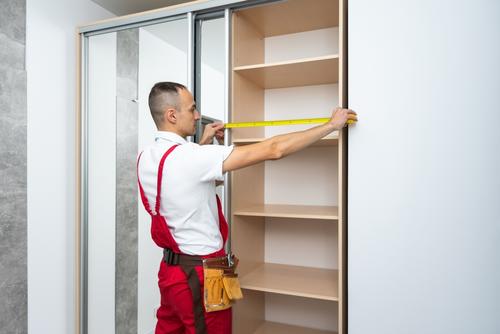 Coloca armarios o estanterías altas aprovechando el espacio vertical. (Foto: Shutterstock)