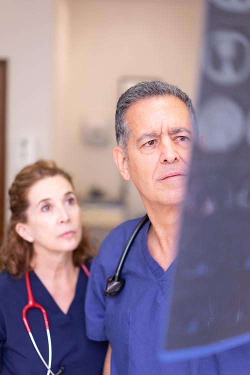 Los especialistas evaluarán el tratamiento a seguir para aliviar el dolor de hombro. (Foto: Shutterstock)