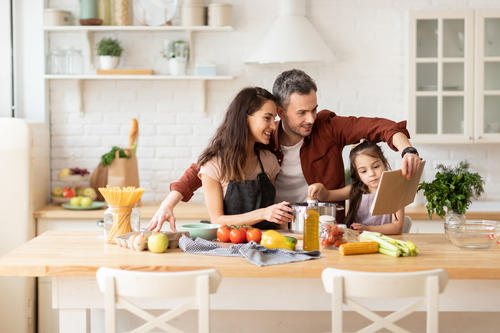 En familia es mejor, así que trata de incluir a todos los miembros del hogar en la preparación de los alimentos. (Foto: Shutterstock)