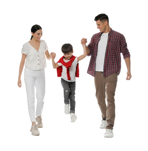 Ponte zapato cómodo y sal a caminar con tu familia para mejorar la salud de todos. (Foto: Shutterstock)