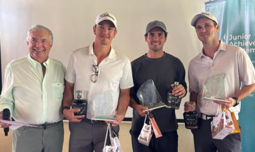 Ellos fueron algunos de los ganadores del torneo de golf Emprendedores, que contó con la participación de decenas de jugadores. (Foto: Junior Achievement)