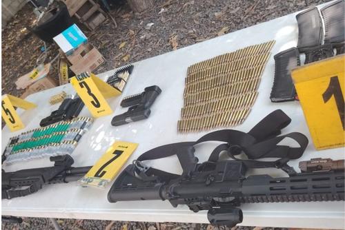 Entre lo incautado en los allanamientos hay armas de fuego de uso exclusivo del Ejército y de las fuerzas de seguridad. (Foto: MP/Soy502)