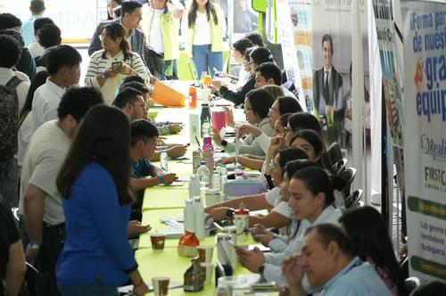 Cientos de jóvenes se han hecho presentes. (Foto: Wilder López/Soy502)
