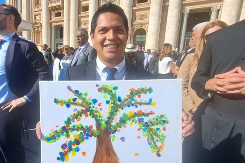 Diego Martínez, presidente de la Asociación Yo Quiero la Paz del Mundo presenta el lienzo durante Audiencia General. (Foto: Cortesía Servicio Fotográfico Vaticano)