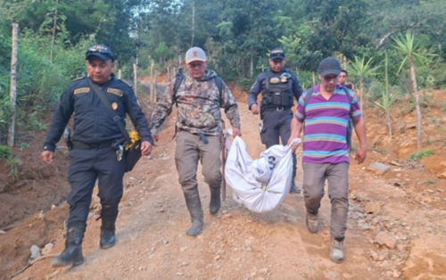 El cuerpo de la pequeña fue trasladado al INACIF, donde se realizarán los análisis para establecer la causa de muerte. (Foto: Mardoqueo Guzman)