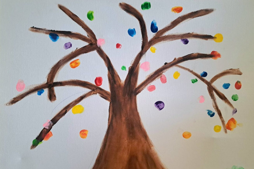 Imagen del lienzo denominado "Árbol de la vida", al inicio de su elaboración con las huellas de los niños de la Asociación. (Foto: https://yoquierolapazdelmundo.org)