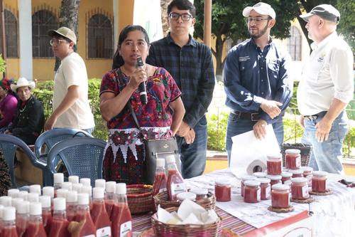 En Aguacatán, el grupo de emprendedoras presentó el proyecto de productos derivados de tomate. (Foto: redes)