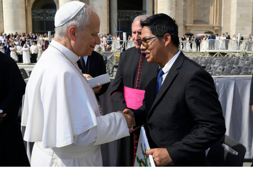 Durante el encuentro el presidente de la asociación invitó al Papa León a visitar Guatemala. (Foto: Cortesía Servicio Fotográfico Vaticano)