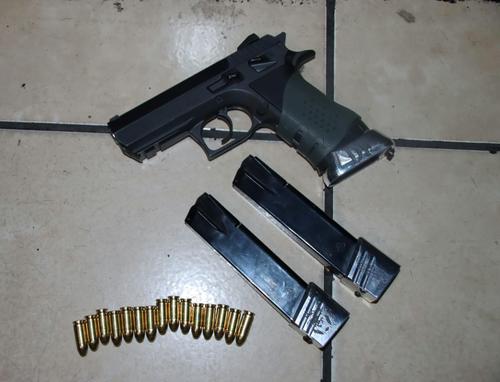 El vehículo particular y el arma fueron decomisados tras la captura. (Foto: PNC)