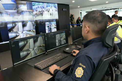 Cámaras del nuevo centro de Monitoreo, Operaciones de Emergencia y Control de Emergencias del Aeropuerto Internacional La Aurora. (Foto: Wilder López, Soy502).