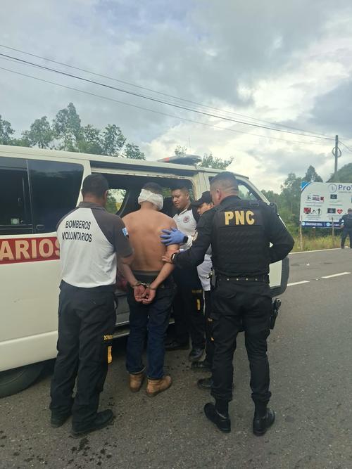 Uno de los capturados fue trasladado a un centro asistencial. (Foto: PNC)