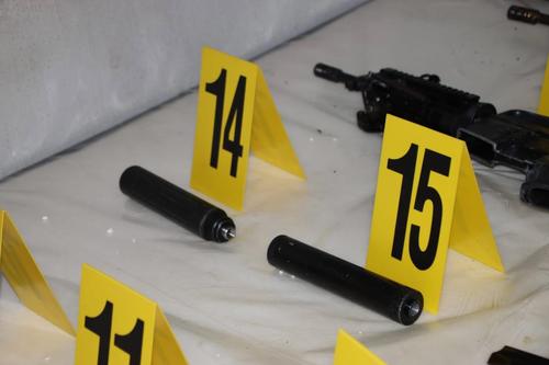 Durante el allanamiento fueron localizados dos silenciadores. (Foto: PNC)