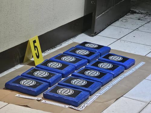 Las autoridades decomisaron 11 paquetes de cocaína. (Foto: PNC)