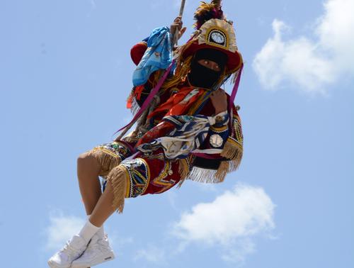 Los “ángeles” descienden desde las alturas como parte de la tradición. (Foto: Leonel Vásquez)