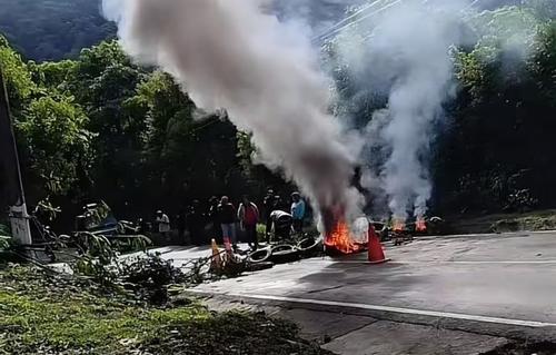 Los pobladores están quemando llantas sobre la carretera. (Foto: redes sociales)