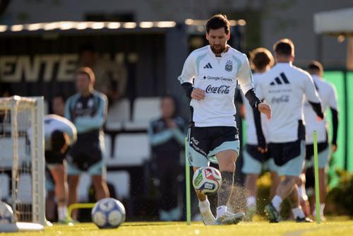 Messi tocó el balón en algunos ejercicios de la práctica. (Foto: AFP)