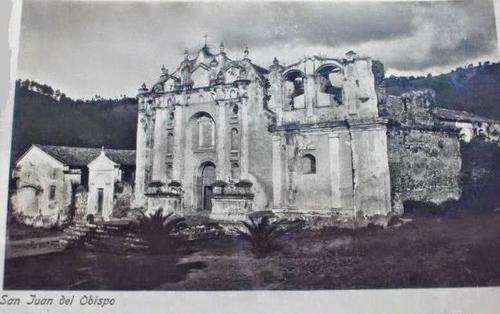 El archivo fotográfico de Cirma custodia varias imágenes antiguas de la localidad. (Foto: Carlos Vicente)