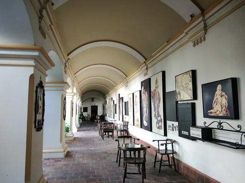 El claustro alberga muestras pictóricas y artesanías elaboradas por la población. (Foto: Carlos Vicente)