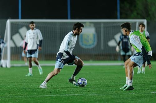 Messi hizo la práctica junto a sus compañeros. (Foto: AFA)