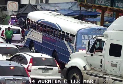 Agentes regulan el tránsito para agilizar el paso vehicular en el área. (Foto: Amilcar Montejo)