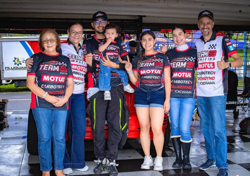 Juanes Morales festejó junto a su familia y amigos, la obtención del pentacampeonato en la categoría Turismo Sport A. (Foto: David Pérez)