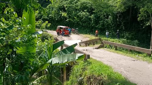 Los pobladores continúan utilizando el puente pese al riesgo de colapso. (Foto: Irma Tzi)