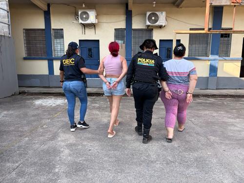 Dos mujeres capturadas durante cuatro allanamientos en Puerto Barrios. (Foto: PNC)
