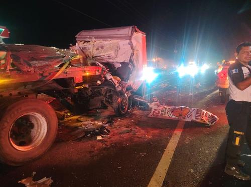 Un camión cargado con productos lácteos quedó empotrado en otro vehículo pesado. (Foto: Bomberos Voluntarios)