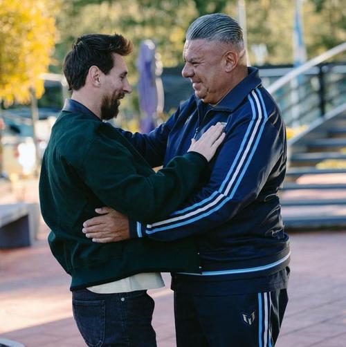Claudio Tapia, presidente de la AFA, es amigo de Messi y lo quiere ver ligado a la Selección. (Foto: AFA)