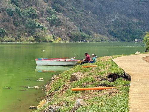 En el lugar varias familias llegan a practicar la pesca en el lago de Amatitlán. (Foto: Edwards Morales)
