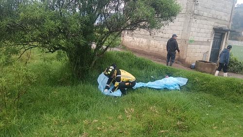 El cuerpo de una mujer fue localizado en un terreno baldío de Totonicapán. (Foto: Bomberos Voluntarios)