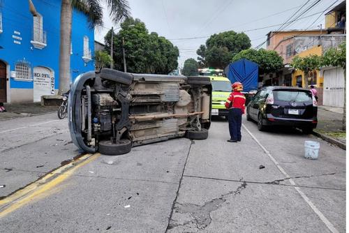 Un vehículo quedó volcado tras un accidente en la Avenida Centroamérica, zona 1. (Foto: Bomberos Municipales)