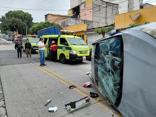 Bomberos Municipales atendieron a las personas afectadas por el hecho de tránsito. (Foto: Bomberos Municipales)