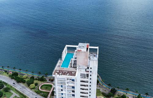 Esta vista aérea muestra la Bahía de Panamá después de que un fuerte terremoto de magnitud 7,6 sacudiera el país. (Foto: AFP)