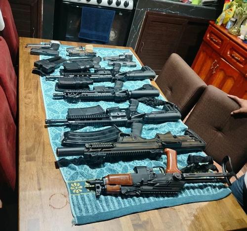 Las armas que fueron localizadas en el operativo. (Foto: PNC)