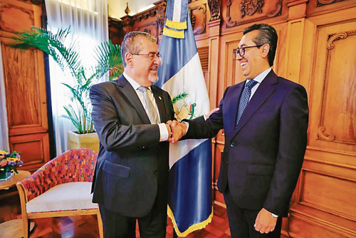 El Presidente Bernardo Arévalo junto a Jonathan Menkos. (Foto: José Luis Pos, colaboración)