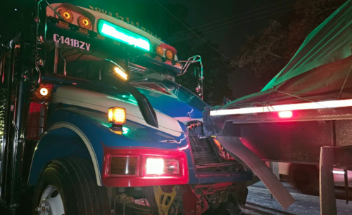 Dos automóviles, un camión y un autobús se vieron involucrados en el percance vial. (Foto: Asonbomd)