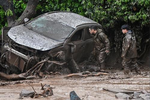 Bomberos realizaron rescates de personas atrapadas en vehículos y viviendas. (Foto: AFP)