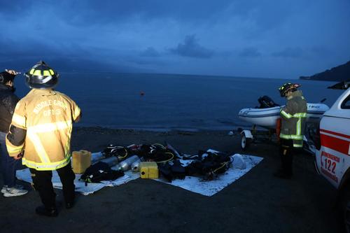 Bomberos Voluntarios realizan inmersiones para localizar a los dos desaparecidos. (Foto: Bomberos Voluntarios)