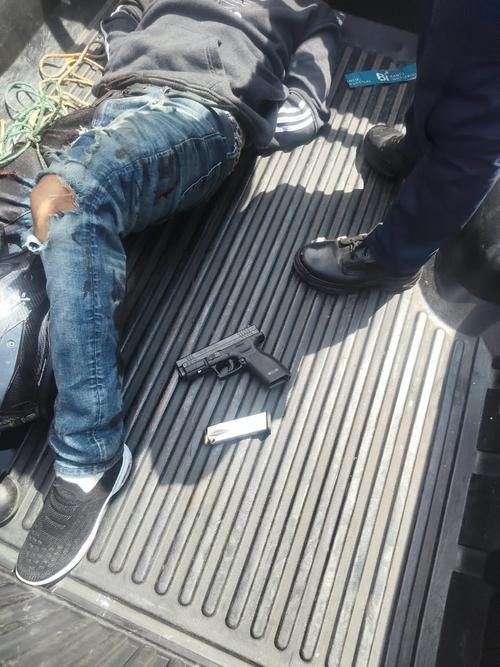El arma con la que se cometió el ataque fue decomisada. (Foto vía: Policía Nacional Civil)