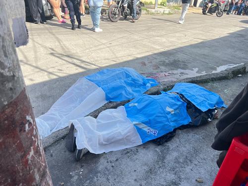 Los fallecidos quedaron tendidos sobre la cinta asfáltica tras haber sido atacados con arma de fuego. (Foto: CMB)